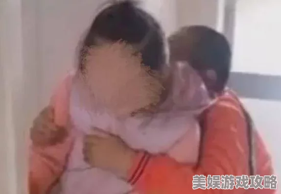 阴茎女性插胸口令人震惊的视频在网上疯传引发网友强烈谴责